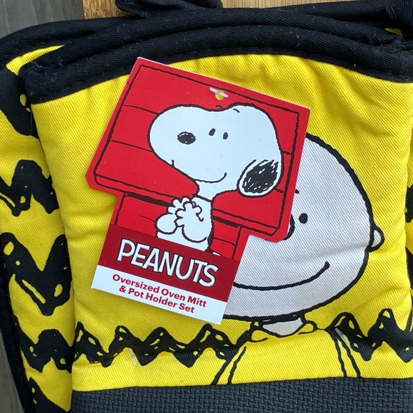 Peanuts Charlie Brown Oversized Oven Mitt & Pot Holder Set - Picture 2 of 4